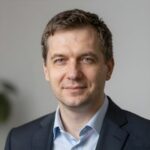 Портрет уверенного российского бизнесмена в деловом стиле на нейтральном фоне для сайта Кредит33