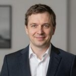 Портрет уверенного российского бизнесмена в деловом стиле на нейтральном фоне для сайта Кредит33