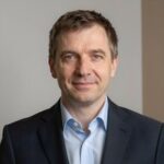 Портрет уверенного российского бизнесмена в деловом стиле на нейтральном фоне для сайта Кредит33